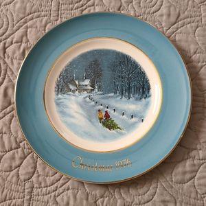 Avon Collectible series 1976 Enoch Wedgewood Christmas 8 3/4" Plate